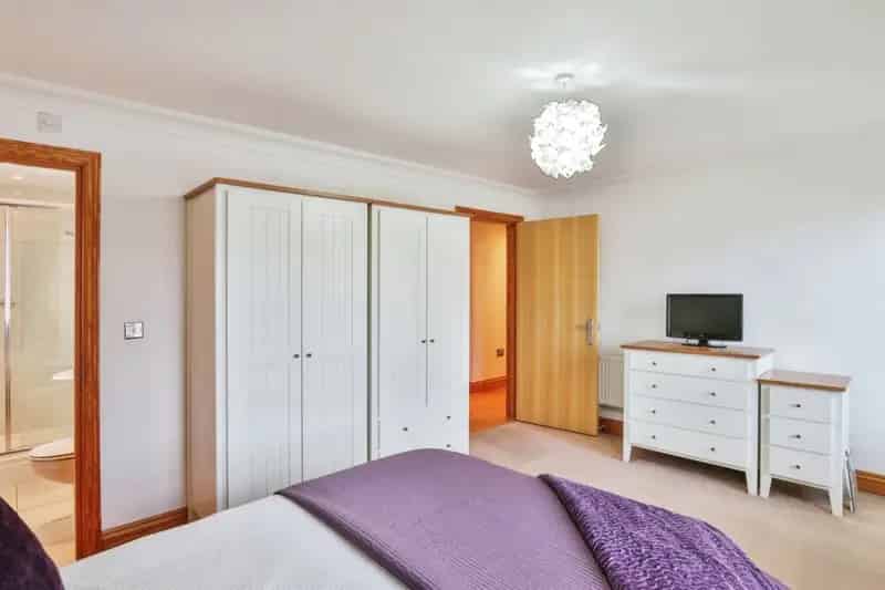 Luxury 3-Bedroom Apartment in Poole Parkside with Stunning Views