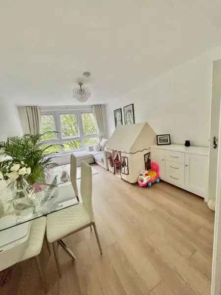 Flat For Rent in Southend-on-Sea, England