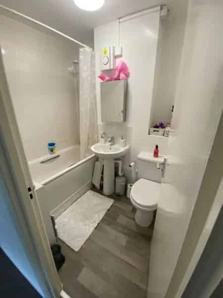 2 Bedroom Flat Near Bus Routes with Communal Parking