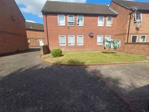 2 Bed Ground Floor Flat with Garden and Parking