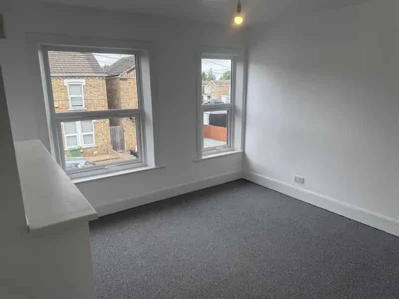 3 Bedroom Mid Terrace House Zero Deposit Available