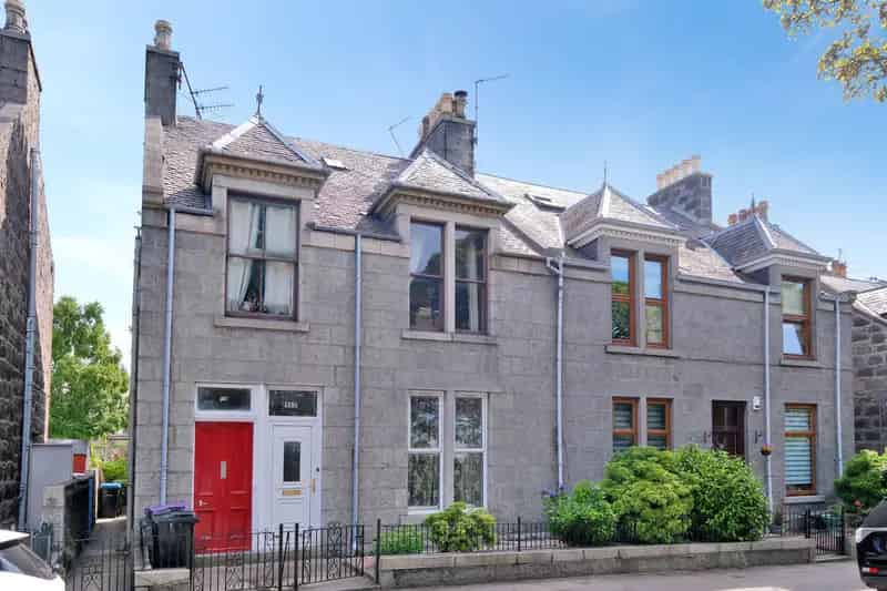 2-Bedroom Ground Floor Flat Near City Centre