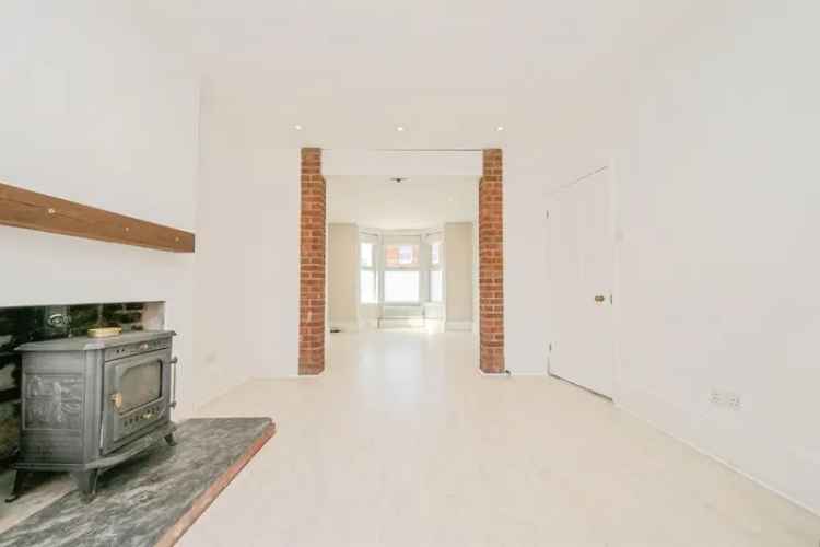 3 Bed House with Modern Kitchen and Landscaped Garden