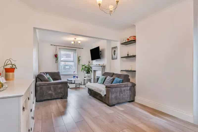 2 Bedroom Detached House For Sale Near Bournemouth