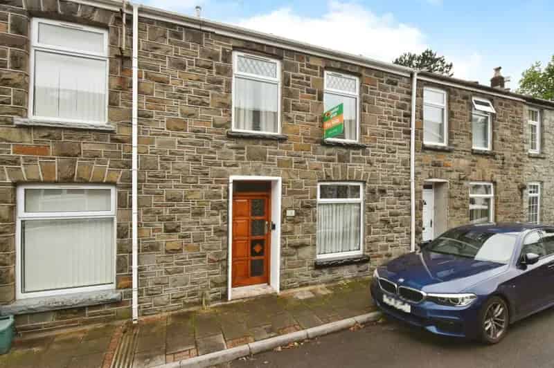 3 Bedroom Terraced House Near Amenities and Schools