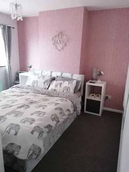 2 Bed Maisonette with Private Entrance and Communal Garden