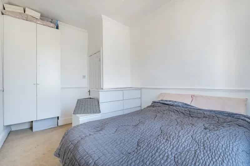 1 Bedroom Flat for Sale Near Hyde Park