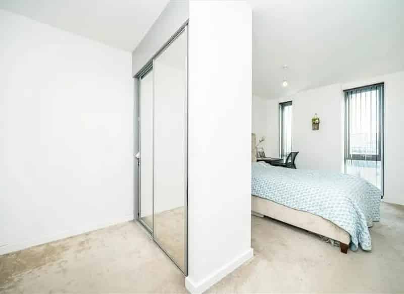 2 Bed Apartment Canary Wharf Views Modern Building