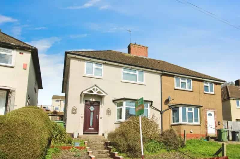 3 Bedroom Semi-Detached House Manorbier Crescent
