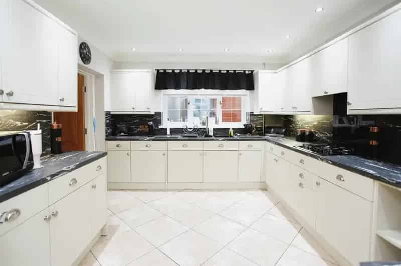 4 Bedroom Detached House with Gym and Hot Tub