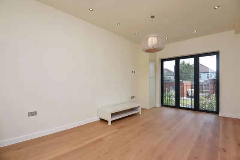 Large One Bedroom Flat Near Arnos Grove Station