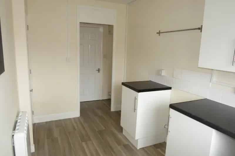 Three Bedroom Flat Near Town Centre