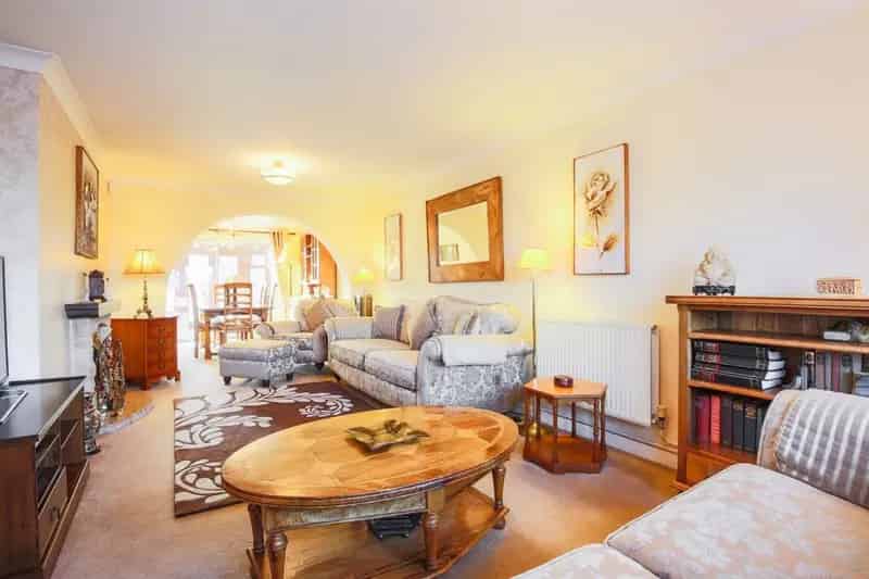 4 Bedroom Detached House with Conservatory and Landscaped Garden