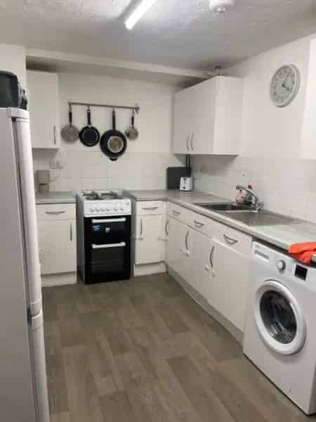 2 Bedroom House Near Schools and Shops