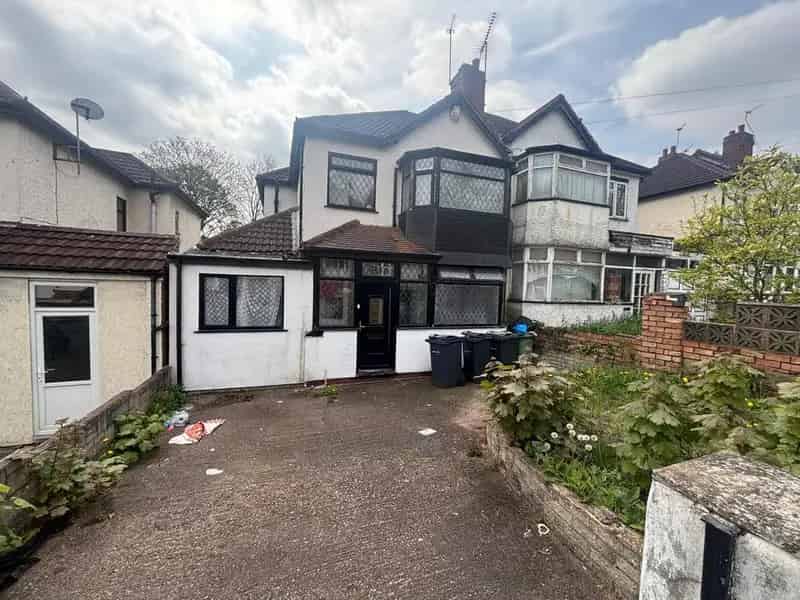 4 bedroom semi-detached house for sale