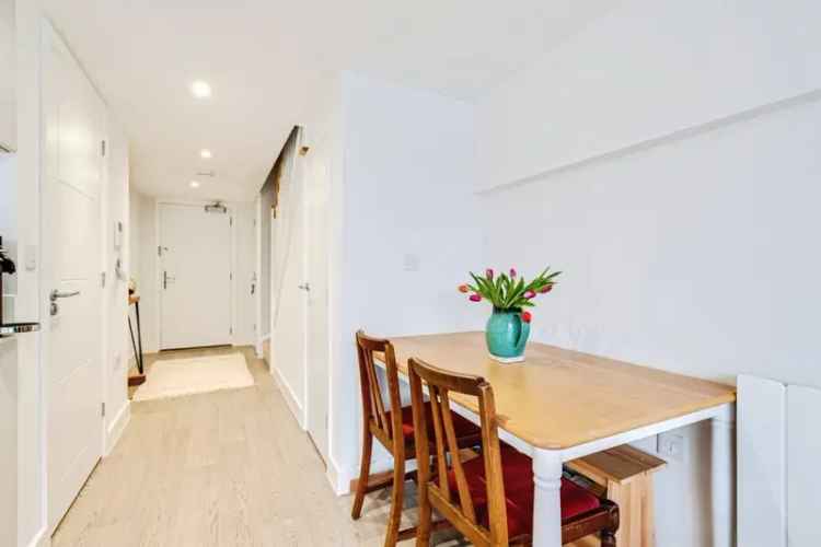 Modern Apartment with Allocated Parking and River Thames Views