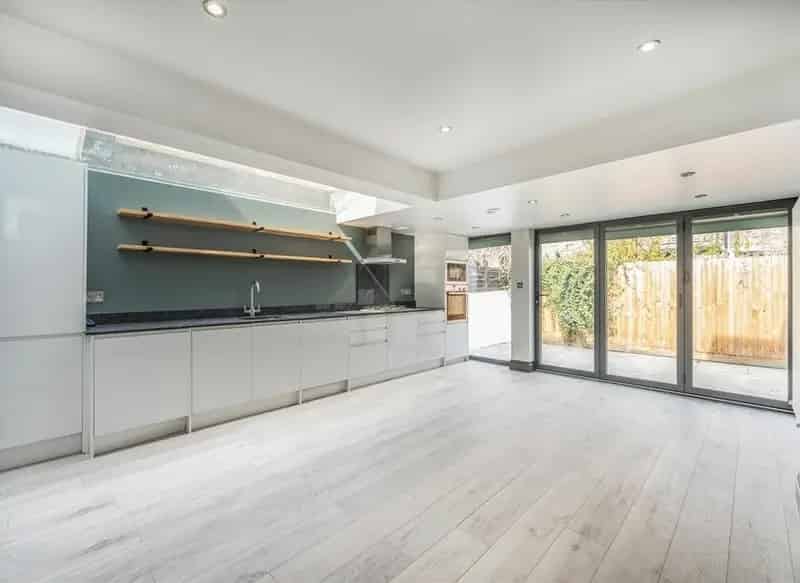 2-Bed Garden Flat Askew Village Chain Free