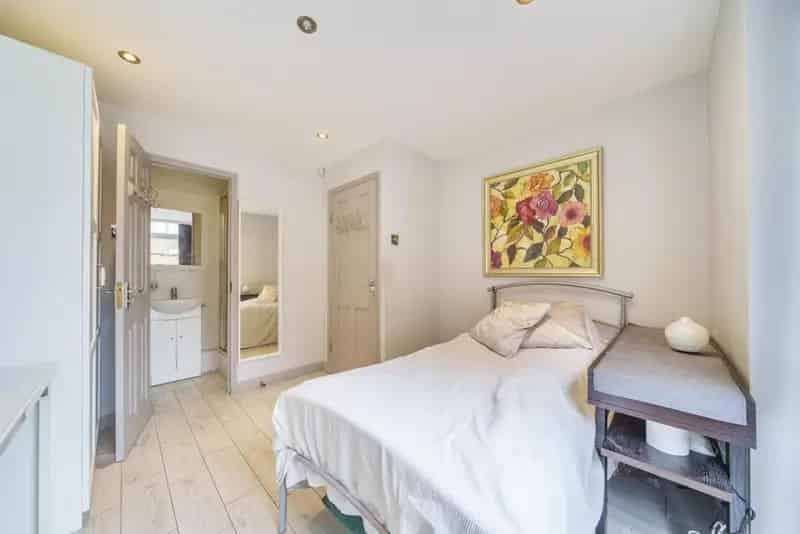 Three Double-Bed Modern Townhouse in Hanger Hill