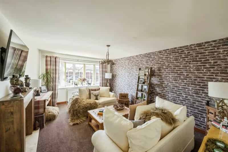 3 Bed House with 2 Garages and Private Garden