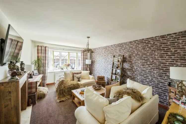 3 Bed House with 2 Garages and Private Garden