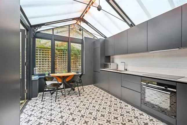 2-Bed Flat Kensington W8 - Private Garden - Refurbished