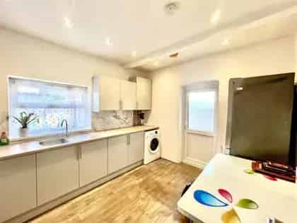 4 Bedroom Detached Bungalow Near Hounslow Central