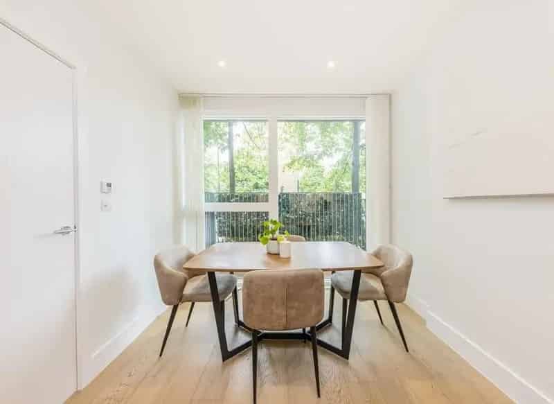 Spacious 2 Bed Split Level Apartment - 948 sq ft