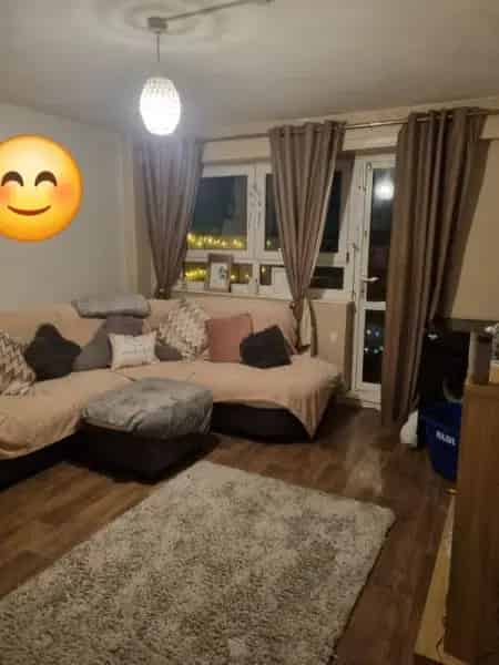 Spacious 2 Double Bedroom Flat with Balcony Parking and Decorating Budget