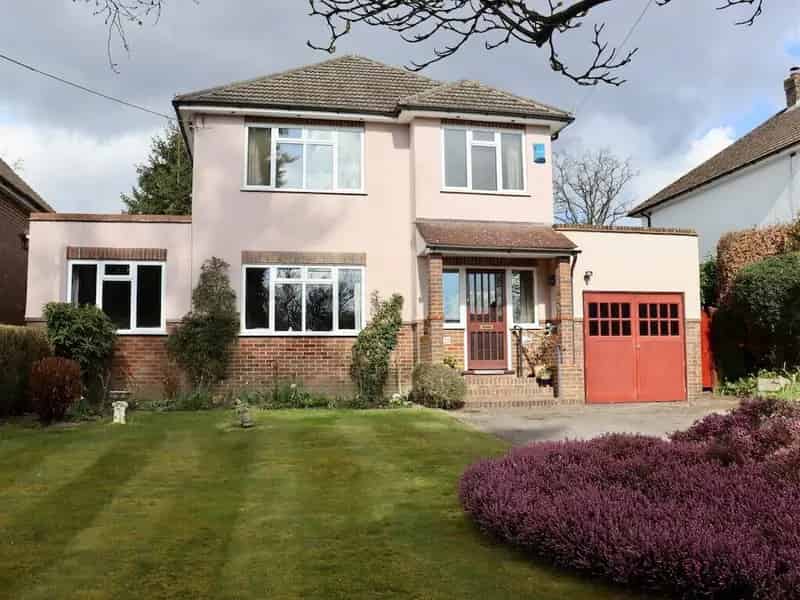Three Bedroom Detached House Copthorne Family Home Garage Parking Large Garden