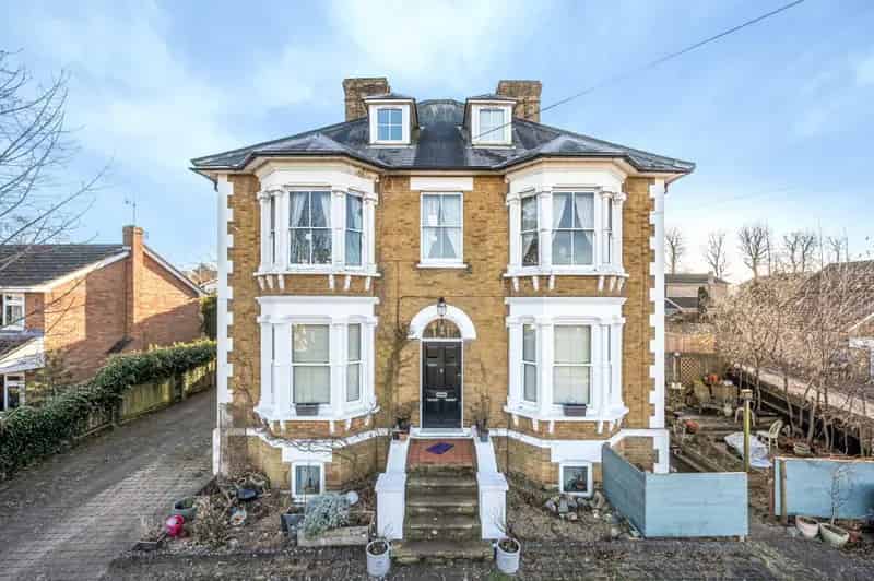 2 Bedroom Maisonette for Sale in Ware Chain Free