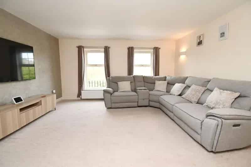 4 Bed House For Sale Near Shops And Schools