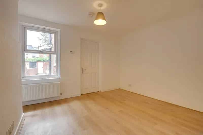 2 Bedroom Terraced House Near Reading Station