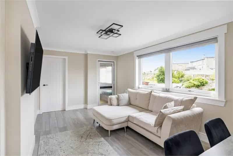 2 Bed Flat Loanhead - Refurbished Turnkey Home