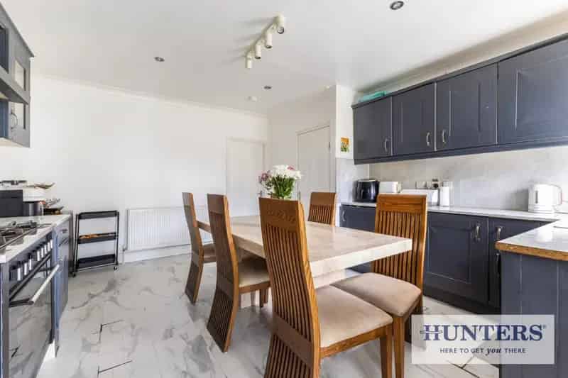 4 Bedroom Bungalow For Sale in Yeadon