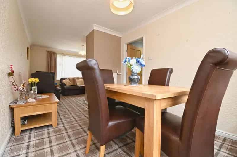 3 Bed House for Sale Near Town Centre