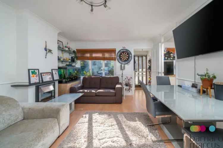Spacious 2-Bedroom House Near Woodside Park Station