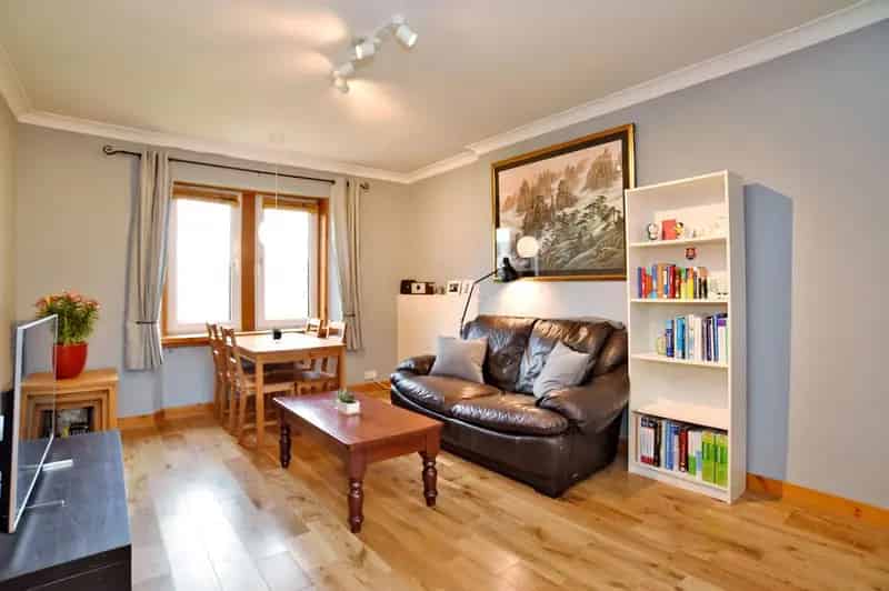 2 Bed Furnished Flat Cults Available Late April 2025