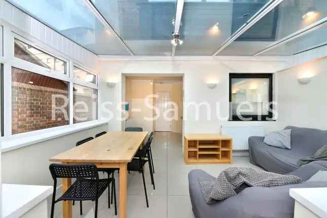 Townhouse for Rent in Barnfield Place Isle of Dogs London E14