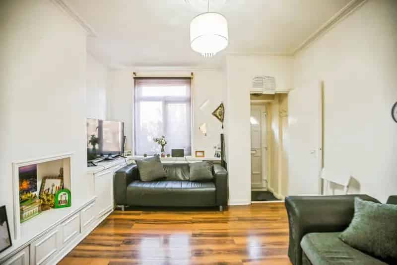 2 Bed Freehold Cottage Norbury Large Garden Modern Kitchen