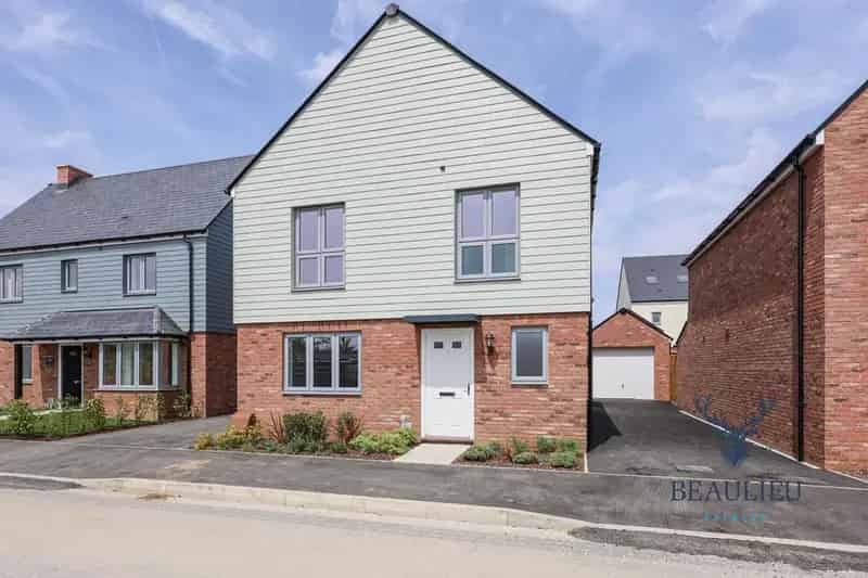 4 Bedroom Detached House to Rent