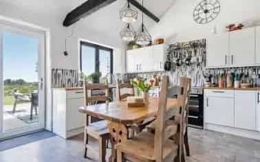 Hilltop Barn: Stunning Views, 3 Bedrooms + 2 Detached Units