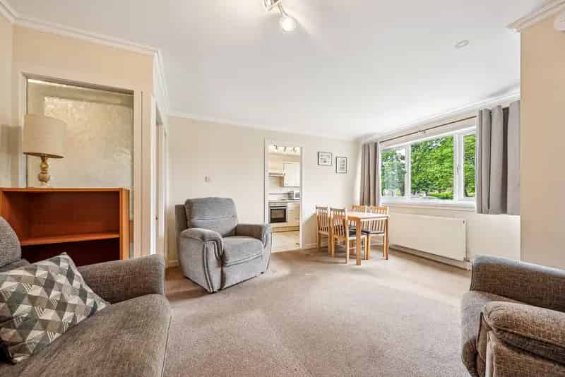 2-Bedroom Ground Floor Apartment with Private Garden Near University of Glasgow