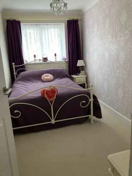 Large Three Bed Family Home with Driveway and Garden