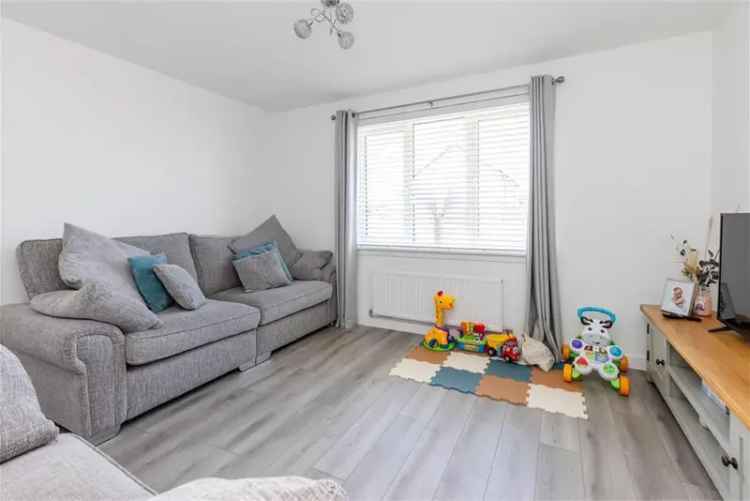 3 Bed Semi Detached House with Private Parking and Modern Amenities