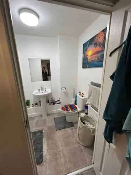 Large Open Plan Home Near Train Station with Parking and Roof Garden