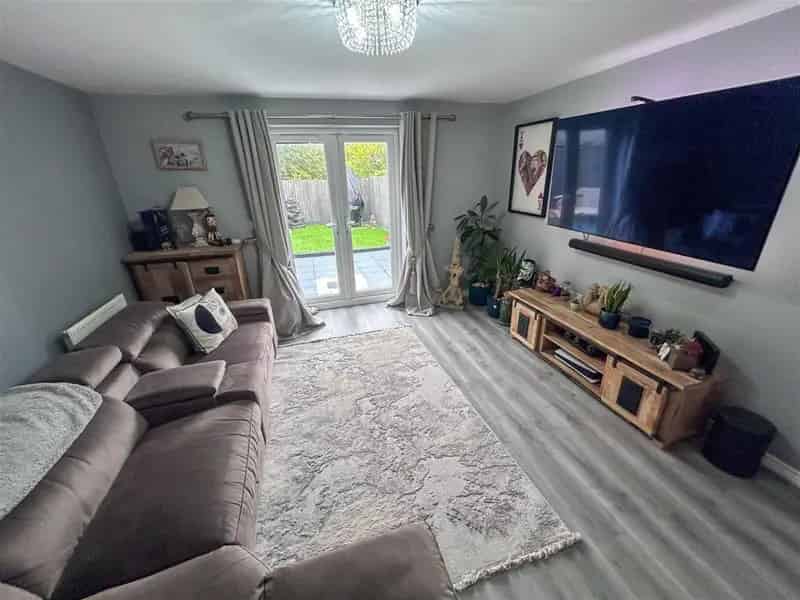 3 bedroom House
 For Sale 
Total Size: 1131 SQ FT