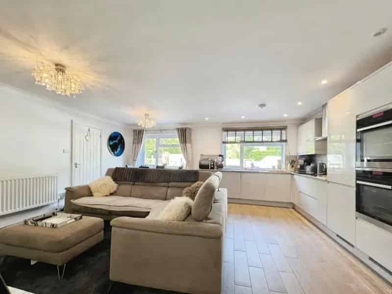 5 Bed Detached House with Annexe For Sale