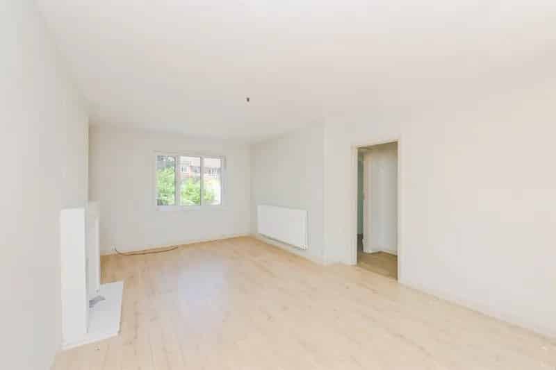 3 Bed Semi-Detached House Sutton Needs Cosmetic Updating No Chain