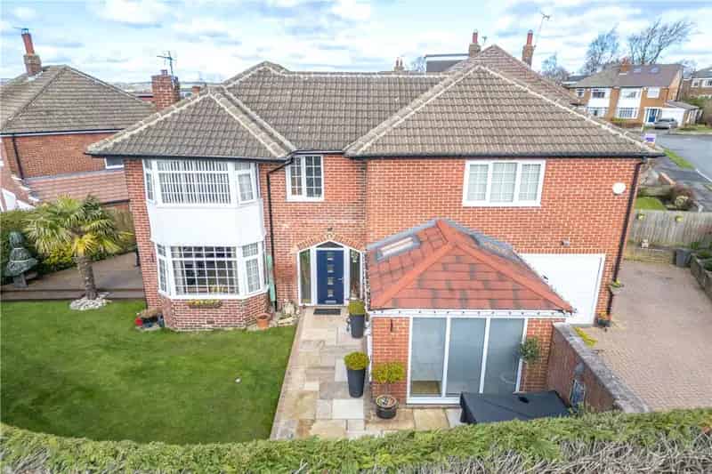 Four Bedroom Detached House in Cookridge