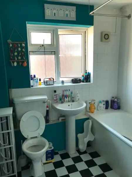 Flat For Rent in Adur, England